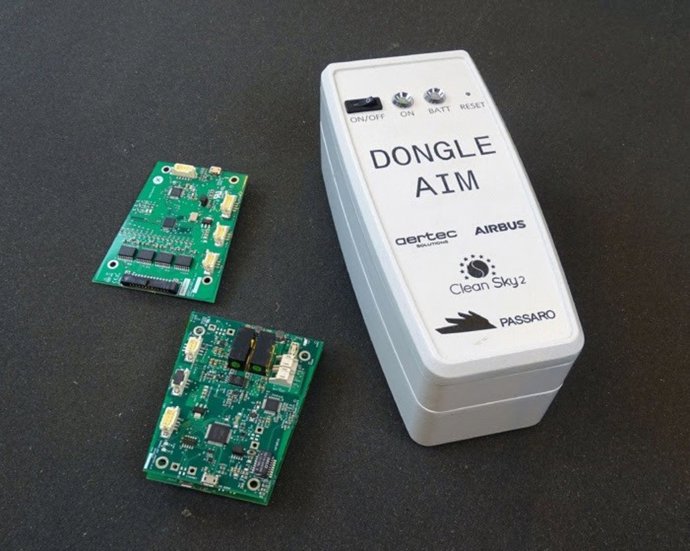 Imagen del dispositivo desarrollado por Aertec, Dongle AIM, que cambiará la manera de realizar las pruebas en tierra de las aeronaves.