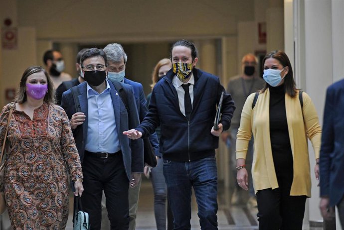 El vicepresidente segundo y ministro de Derechos Sociales y Agenda 2030, Pablo Iglesias (2d) llega al Senado para comparecer en Comisión para las Políticas Integrales de la Discapacidad.