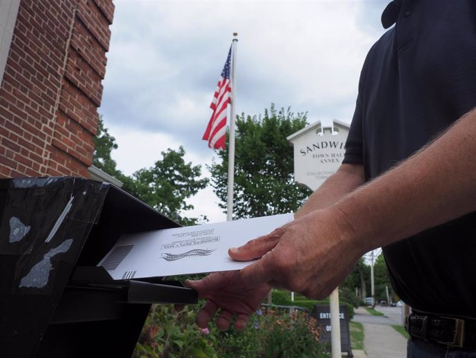 Un hombre deposita su voto postal en las elecciones de Estados Unidos