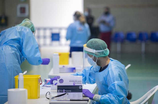 Sanitarios en un el cribado masivo de la detección del covid 19 