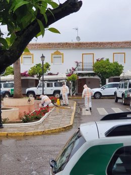 Técnicos del Infoca desinfectan el centro de Salud y vías públicas de Guillena, en Sevila