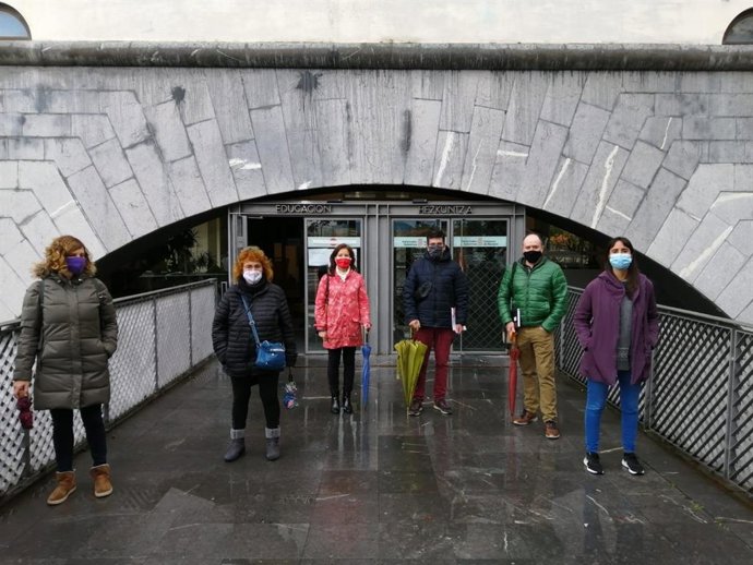 Representantes de los sindicatos firmantes del Pacto de la Enseñanza, ante el Departamento de Educación del Gobierno de Navarra.