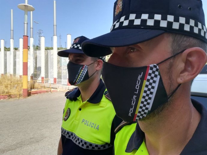Dos agentes de la Policía Local de Jaén con mascarillas.