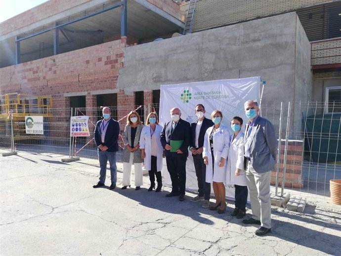 Jesús Aguirre (centro), ante las obras en el Hospital de Pozoblanco.
