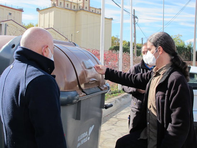 Pla mitj del tinent d'alcalde i regidor de Transició Ecolgica, Sergi Talamonte, comprovant el sistema de contenidor amb tancament electrnic per dipositar la fracció orgnica, el 15 d'octubre del 2020. (Horitzontal)