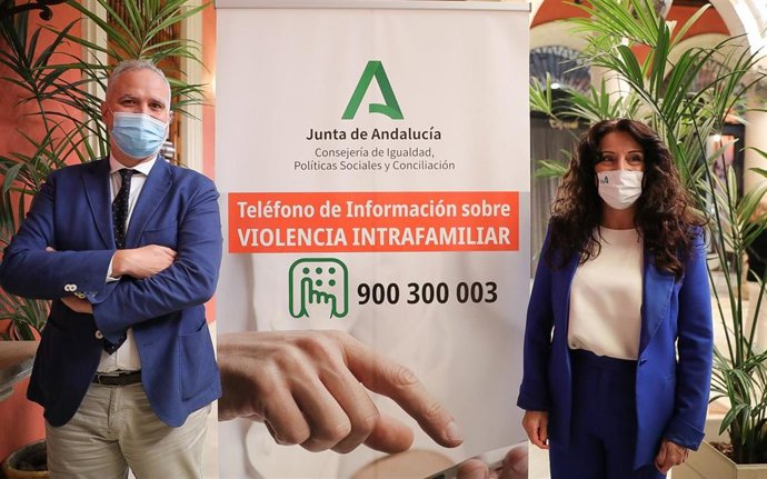 El director de la Agencia de Servicios Sociales, Víctor Bellido, y la consejera de Igualdad, Rocío Ruiz, este miércoles en la presentación del Teléfono de Atención a la Violencia Intrafamiliar.