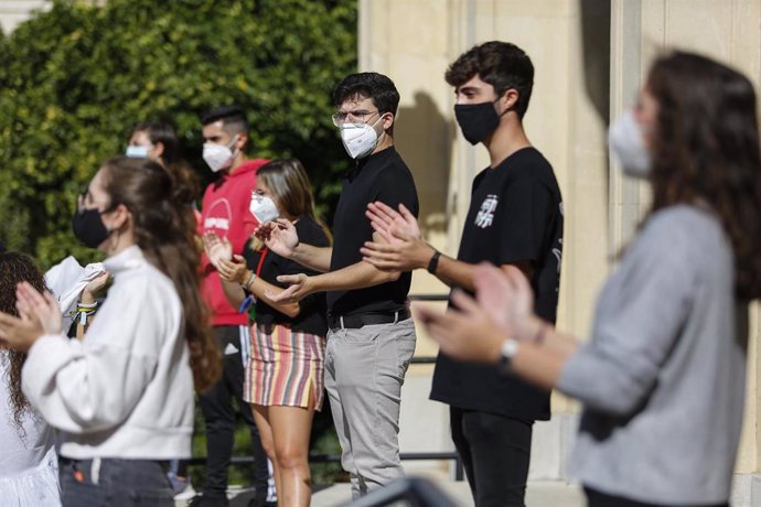 Estudiantes se manifiestan en la Universidad de Granada tras conocerse las restricciones sanitarias para la Covid-19