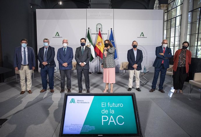 El presidente de la Junta de Andalucía, Juanma Moreno (4i), posa para una foto institucional tras el acto de la firma de la Declaración Institucional sobre el Futuro de la PAC (Foto de archivo).