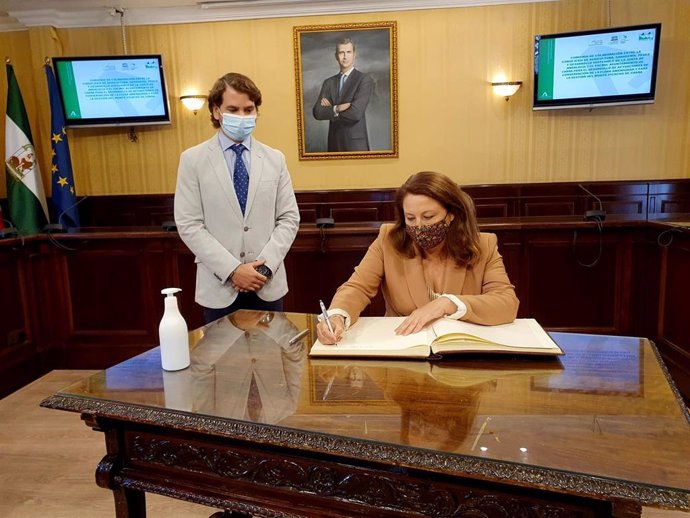 Carmen Crespo firma en el Libro de Honor del Ayuntamiento de Cabra, ante su alcalde, Fernando Priego.