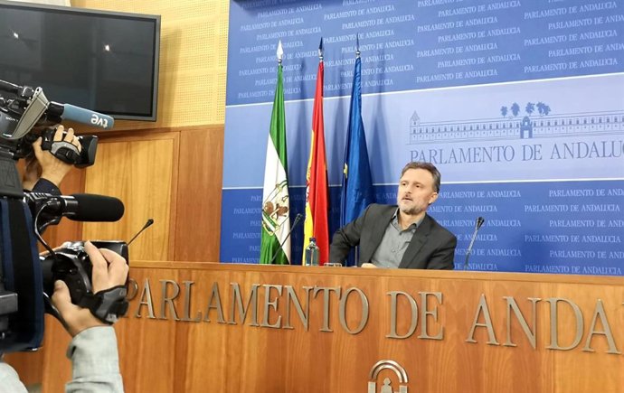 El portavoz parlamentario del PSOE-A, José Fiscal, en rueda de prensa. Foto de archivo
