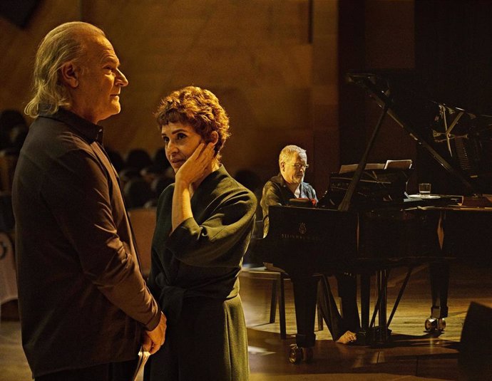 Los actores Lluis Homar y Ariadna Ozores, y el pianista Emili Brugalla, ponen voz y música a los poemas de San Juan de la Cruz.