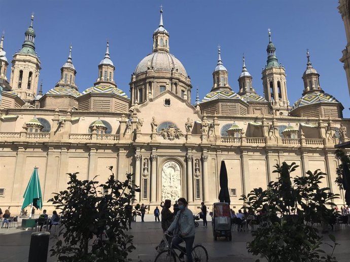 Basílica del Pilar con una ciclista delante