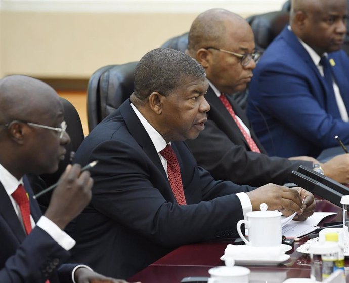 El presidente de Angola, Joao Loureno (centro), durante una visita oficial a China
