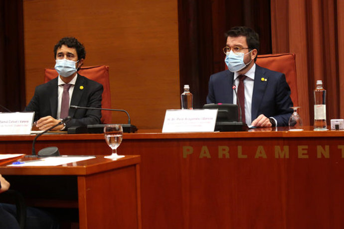 Pla mitj dels consellers en funcions Dami Calvet i Pere Aragons, durant la comissió de Territori del Parlament. Foto del 15 d'octubre del 2020 (horitzontal).