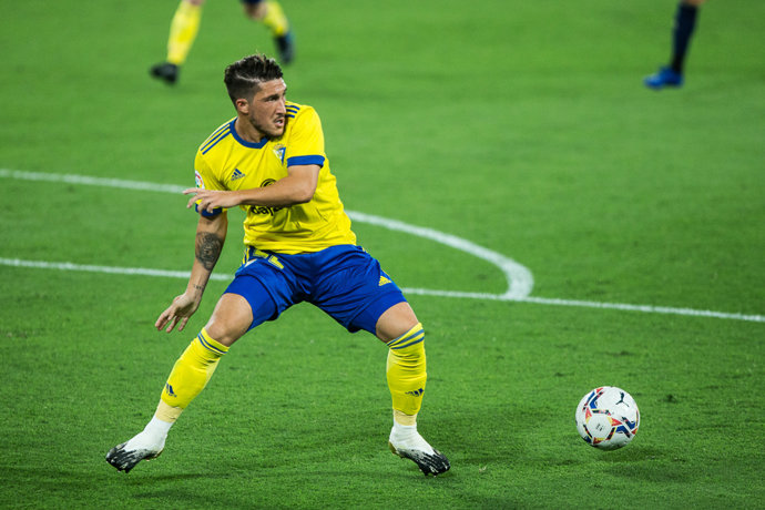 El 'Pacha' Espino en una acción del Cádiz-Granada de LaLiga Santander 2020-2021