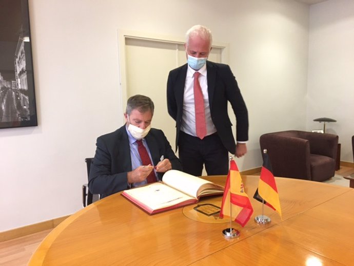 El alcalde de Logroño, Pablo Hermoso de Mendoza, se reúne con el embajador de Alemania