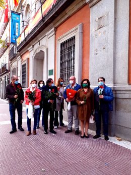 Representantes del PSOE-M y de UGT realizan una ofrenda floral en el lugar donde estuvo la placa a Largo Caballero