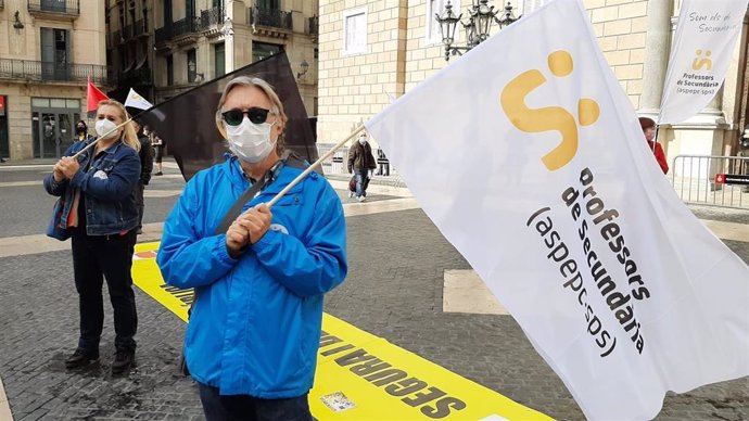 Huelga convocada por los sindicatos de docentes AspepcSps y CGT Ensenyament en la plaza Sant Jaume de Barcelona