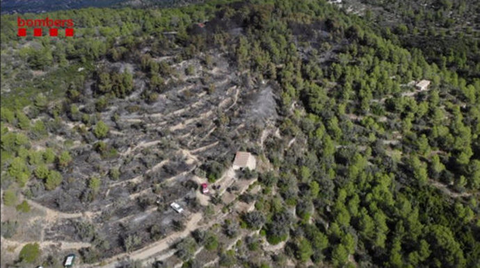 Vista aria de la zona forestal afectada per un incendi al Coll Redó de Tortosa difosa pels Bombers el 15 d'octubre del 2020. Pla general. (Horitzontal)