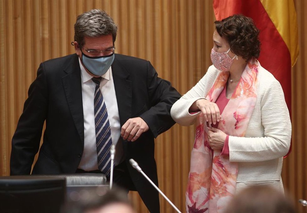 El ministro de Inclusión, Seguridad Social y Migraciones, José Luis Escrivá, saluda a la presidenta de la Comisión del Pacto de Toledo, Magdalena Valerio.