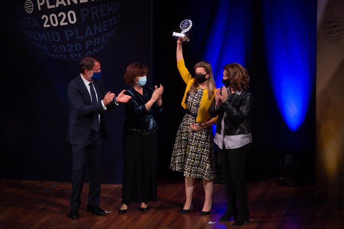 La escritora Eva García Sáenz de Urturi eleva su premio tras ser galardonada con el Premio Planeta 2020 por su novela 'Aquitania'