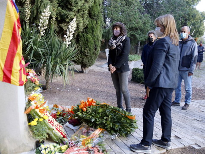 Pla obert de les conselleres ngels Ponsa i Teresa Jord durant l'ofrena floral al monument del president Companys al Tarrs, el 15 d'octubre de 2020. (Horitzontal)