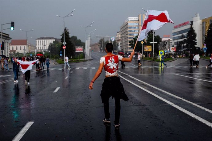 Un manifestante con la bandera de Bielorrusia en Minsk
