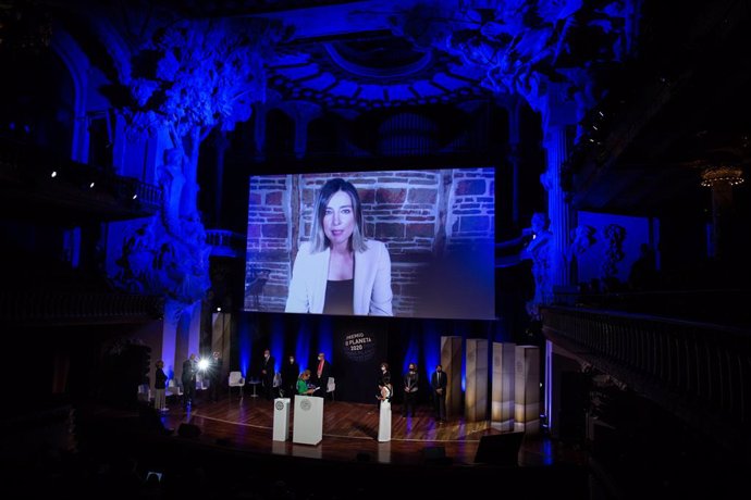 La escritora Sandra Barneda, finalista del Premio Planeta 2020 por su novela 'Un océano para llegar a ti', atiende de forma telemática la ceremonia de entrega del Premio Planeta de Novela 2020, en Barcelona, Catalunya (España) a 15 de octubre de 2020
