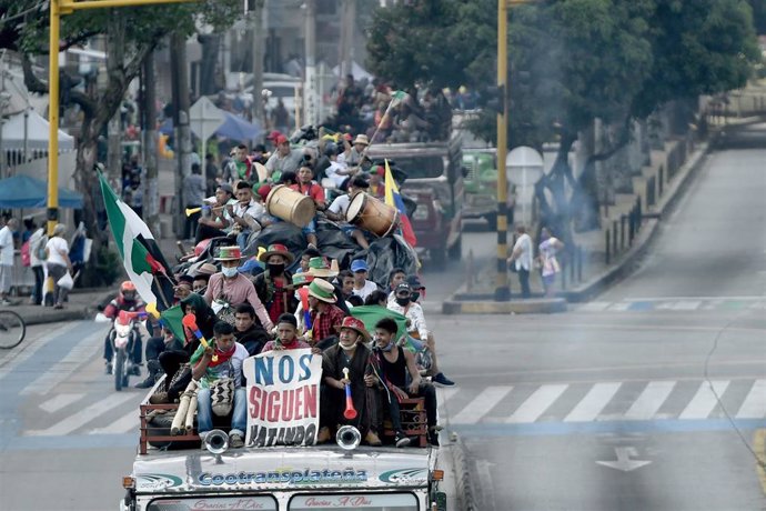 Indígenas colombianos viajan en un autobús en su camino hacia Bogotá como parte de la "minga".