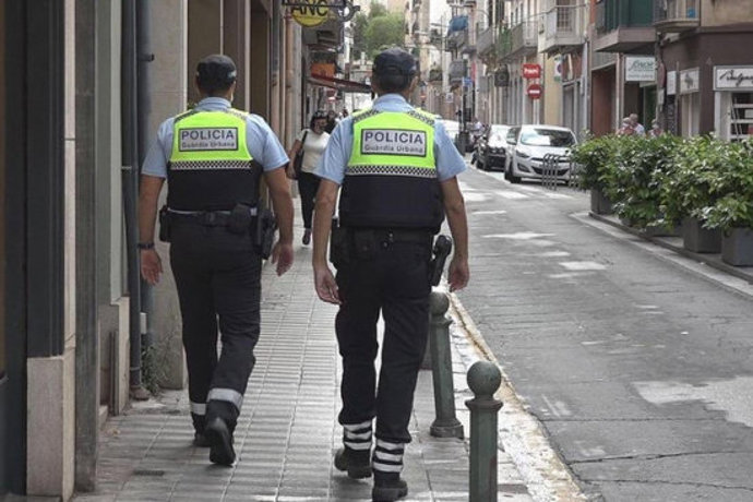 Dos agents de la Gurdia Urbana de Figueres patrullant pel centre de la ciutat, en una imatge d'arxiu. (Horitzontal)
