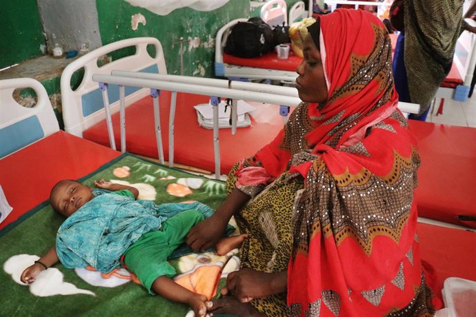 Un niño desnutrido con su madre en un hospital apoyado por MSF en Galkayo (Somalia)
