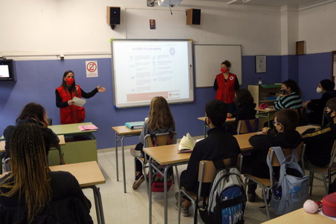 Pla general d'una classe de Manlleu amb voluntries de la Creu Roja el 16 d'octubre del 2020. (horitzontal)