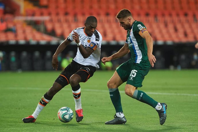 Fútbol.- Kondogbia da las 'gracias' a Anil Murthy "por destruir un proyecto ambi