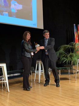 La directora general de Turismo, Maribel González, recogiendo el premio.