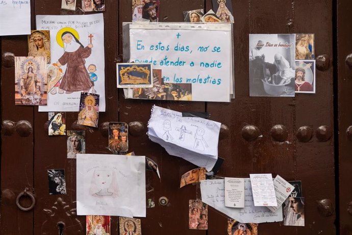 Dibujos en la puerta del convento de Sor Ángela de la Cruz, aislado por coronavirus, colocados por niños del barrio