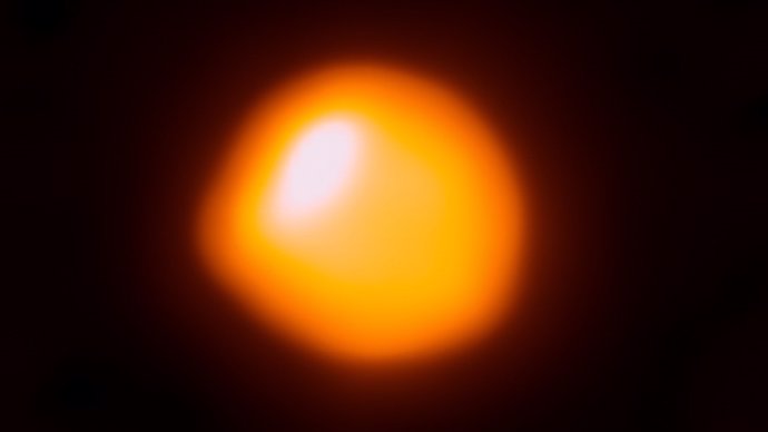 La superestrella Betelgeuse no es tan grande y está más cerca