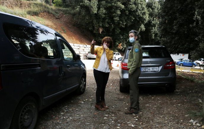 Pla mitj de la vigilant parlant amb l'alcaldessa del Montseny, Núria Masnou. Imatge de l'11 d'octubre del 2020. (Horitzontal)