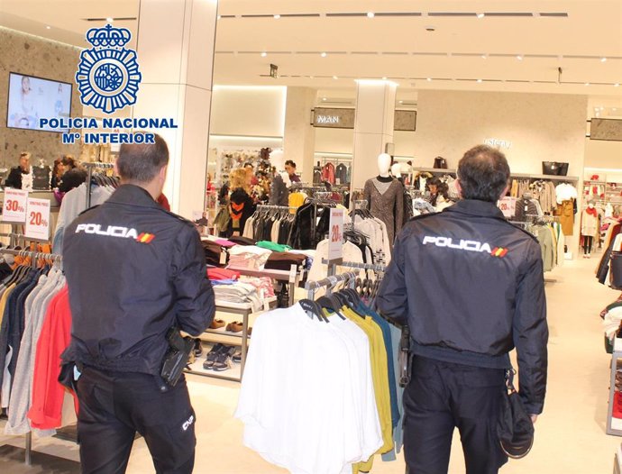 Agentes de la Policía Nacional en un centro comercial