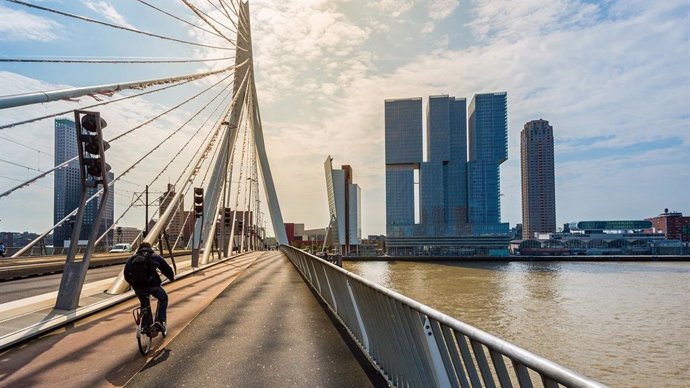 Un ciclista cruzando un puente cerca de la sede de KPN en Países Bajos