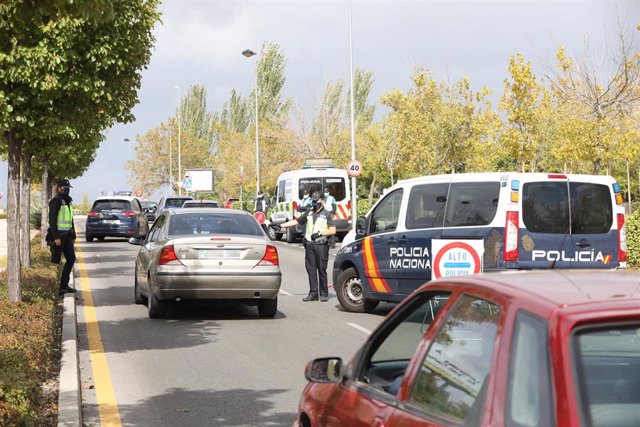 Varios vehículos esperan durante un control policial en Alcorcón