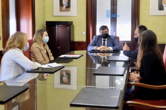 El alcalde de Huelva, Gabriel Cruz, se reúne con la asociación Carabela. 