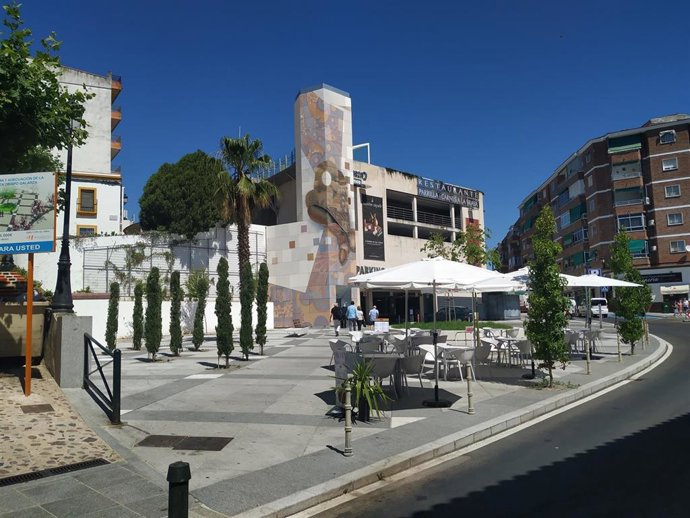 Terraza de hostelería instalada en la plaza de Obispo Galarza de Cáceres