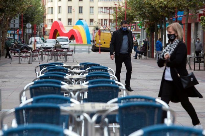 Terraza de un bar vacía en Miranda de Ebro (Burgos) durnate la aplicación de medidas restrictivas.
