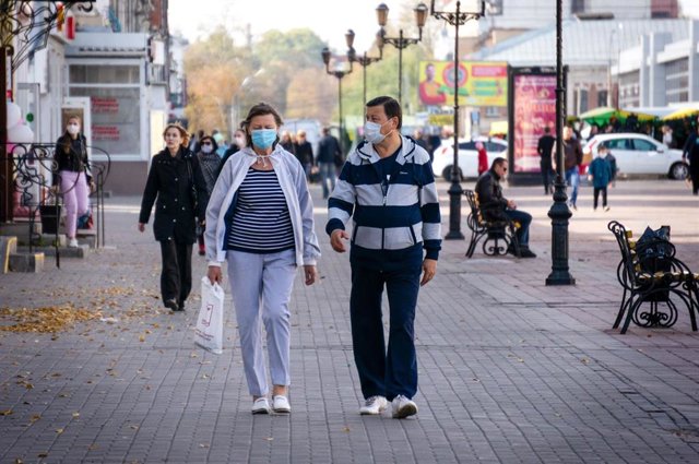 Varias personas con mascarilla paseando por las calles de la localidad rusa de Tambov