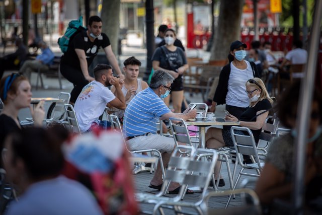 Varias personas disfrutan en la terraza de un bar durante el segundo día de la reapertura al público de las terrazas. Barcelona, Catalunya (España) a 26 de mayo de 2020.