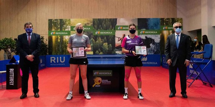 Bruna Takahashi y Enzo Angles posan con sus títulos de campeones del primer Spain Masters 2020