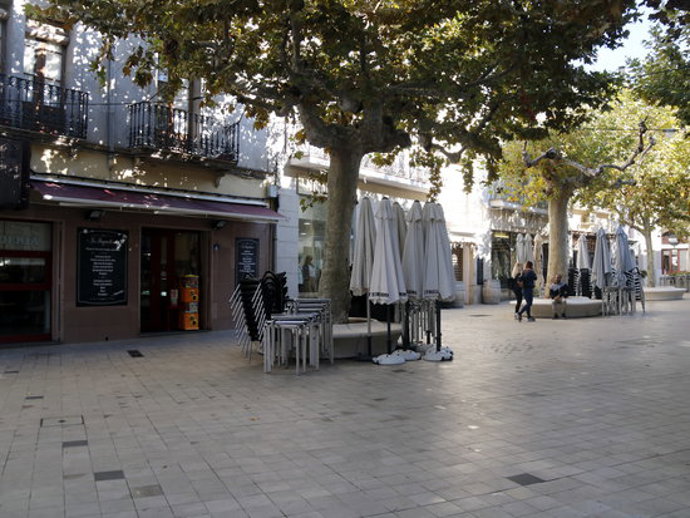 Pla general de terrasses recollides a la plaa Major de Mollerussa el dia que ha entrat en vigor el decret de restriccions a restauració i comer, el 16 d'octubre de 2020. (Horitzontal)