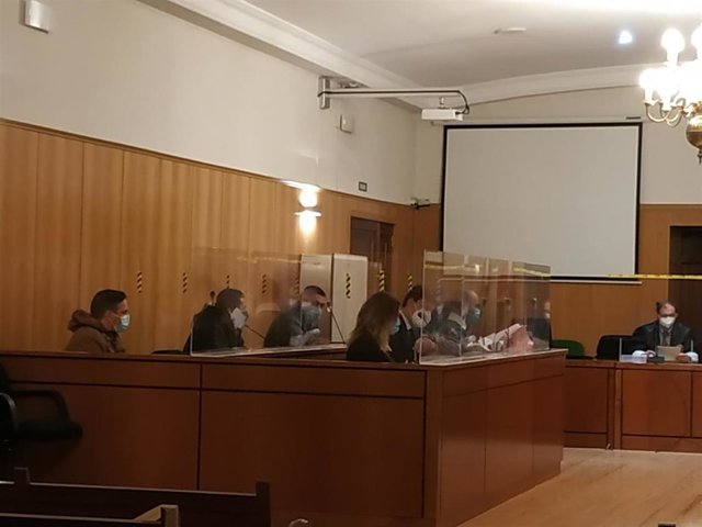 Tres de los acusados, durante la vista suspendida en la Audiencia de Valladolid.