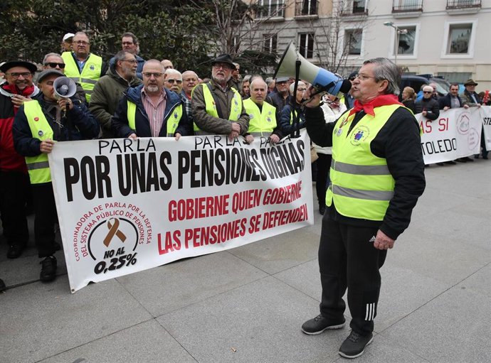 Un grupo de pensionistas se concentra frente al Congreso de los Diputados para pedir 'pensiones dignas'