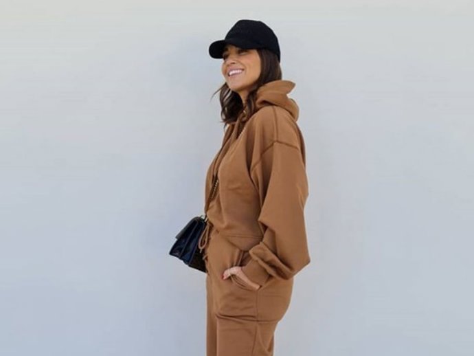 Paula Echevarría, ideal con un chandal cólor cámel de su propia marca, Space Flamingo